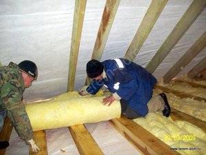 Как правильно утеплить потолок под холодной крышей
