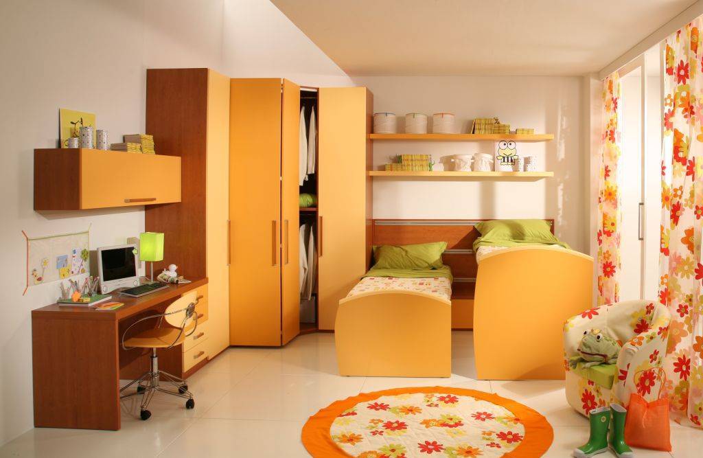 Мебель для 2 детей. Детские комнаты для двоих. Детская комната расстановка мебели. Планировка детской комнаты. Небольшая детская комната для двоих.