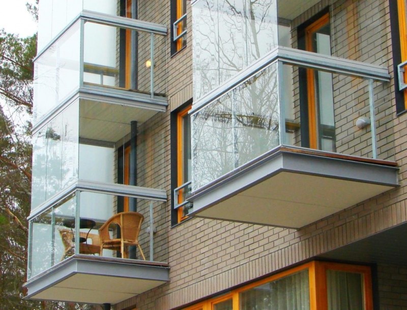 Чем и как лучше застеклить балкон: пластик или алюминий