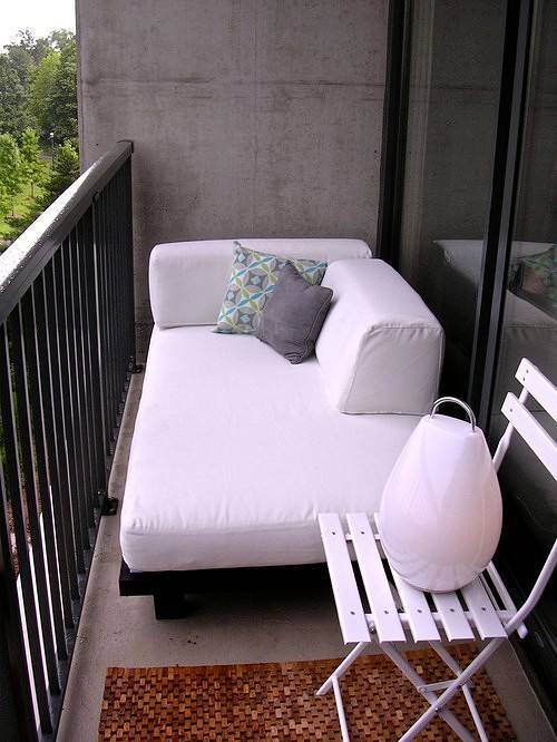 Кровать на балконе и другие способы сделать там спальное место