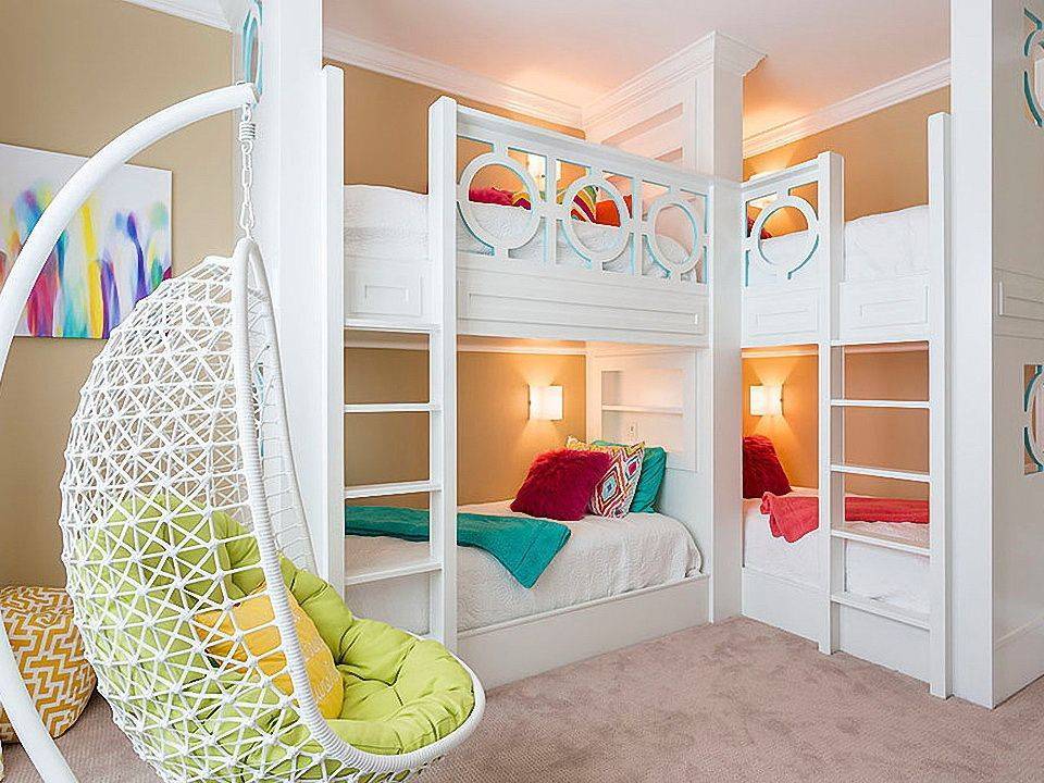 Если купить 2 такую. Детская двухэтажная кровать. Интересные детские комнаты. Двухъярусная кровать для троих детей. Комната с двухъярусной кроватью.