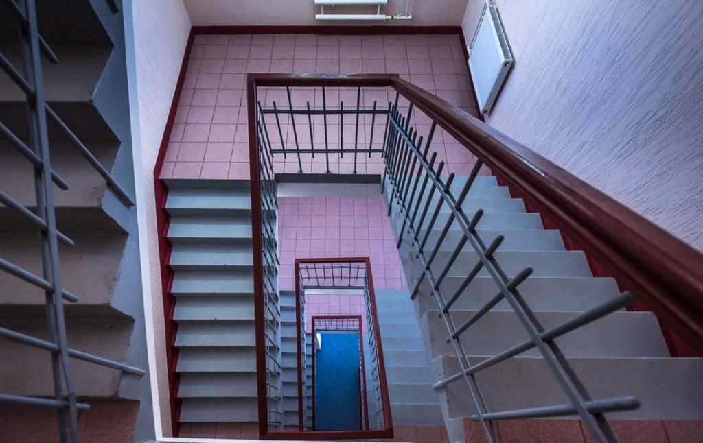 Второй этаж в школе. Лестничная клетка. Лестница в подъезде. Лестничная площадка. Подъездные лестницы.