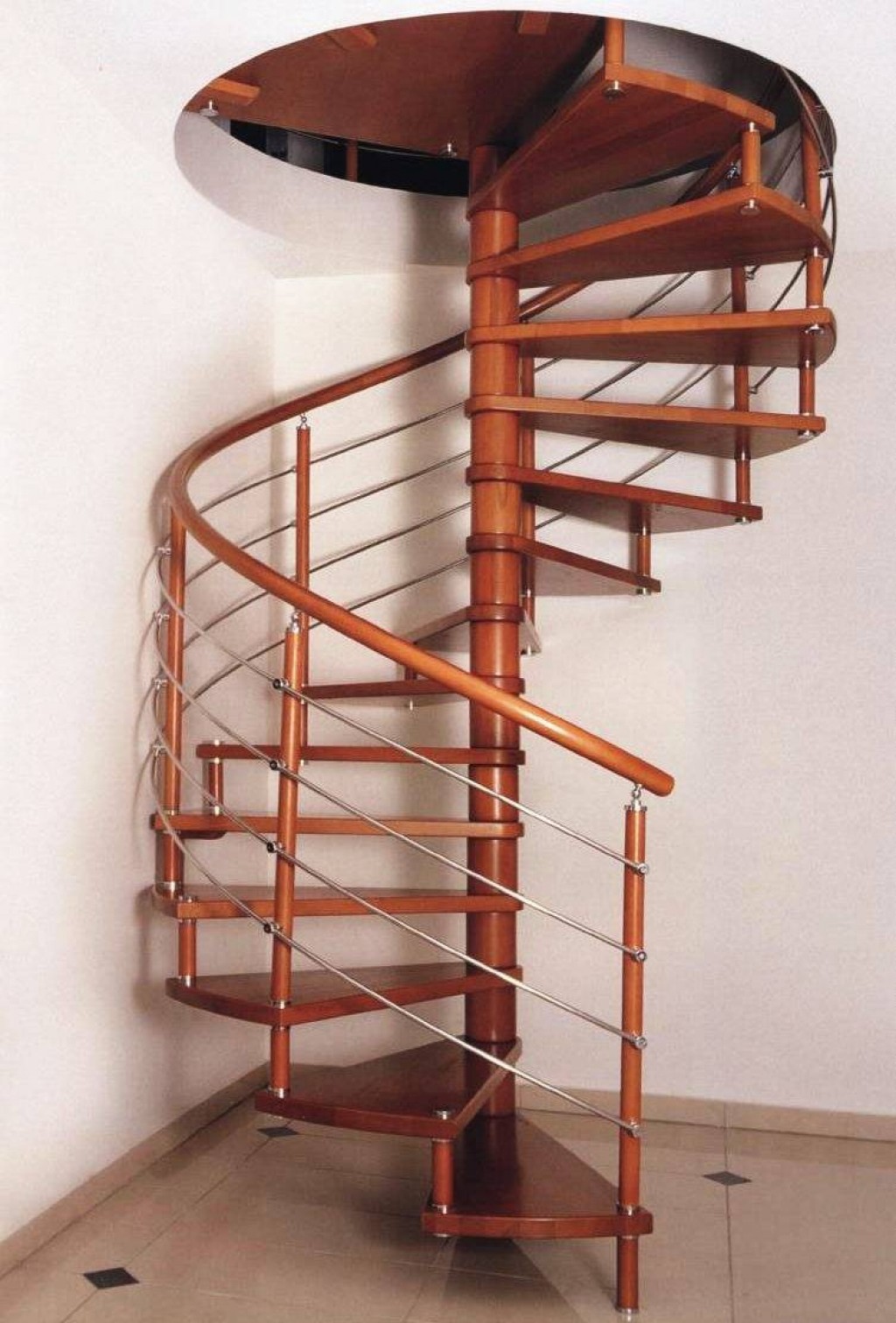 Купить винтовую лестницу на второй. Винтовая деревянная лестница ДЛС-034 С металлом. Винтовая лестница на второй этаж 1м2. Стамет винтовая лестница. Лестница винтовая металлическая 2м15см.