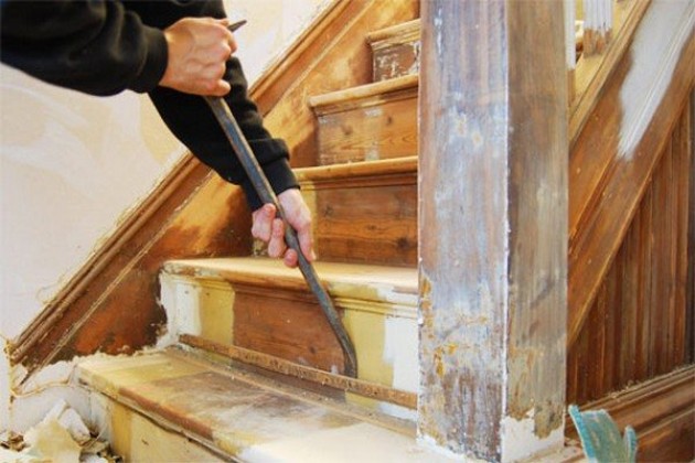 Скрип лестниц. Реставрация лестницы деревянной. Старые деревянные ступени. Ошкуривание деревянной лестницы. Отремонтировать старую лестницу.