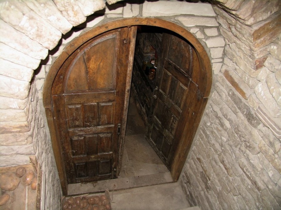 Двери в подвал дома. Дверь в подвал. Дверь в погреб. Старинный погреб. Дверь в подполье в частном доме.