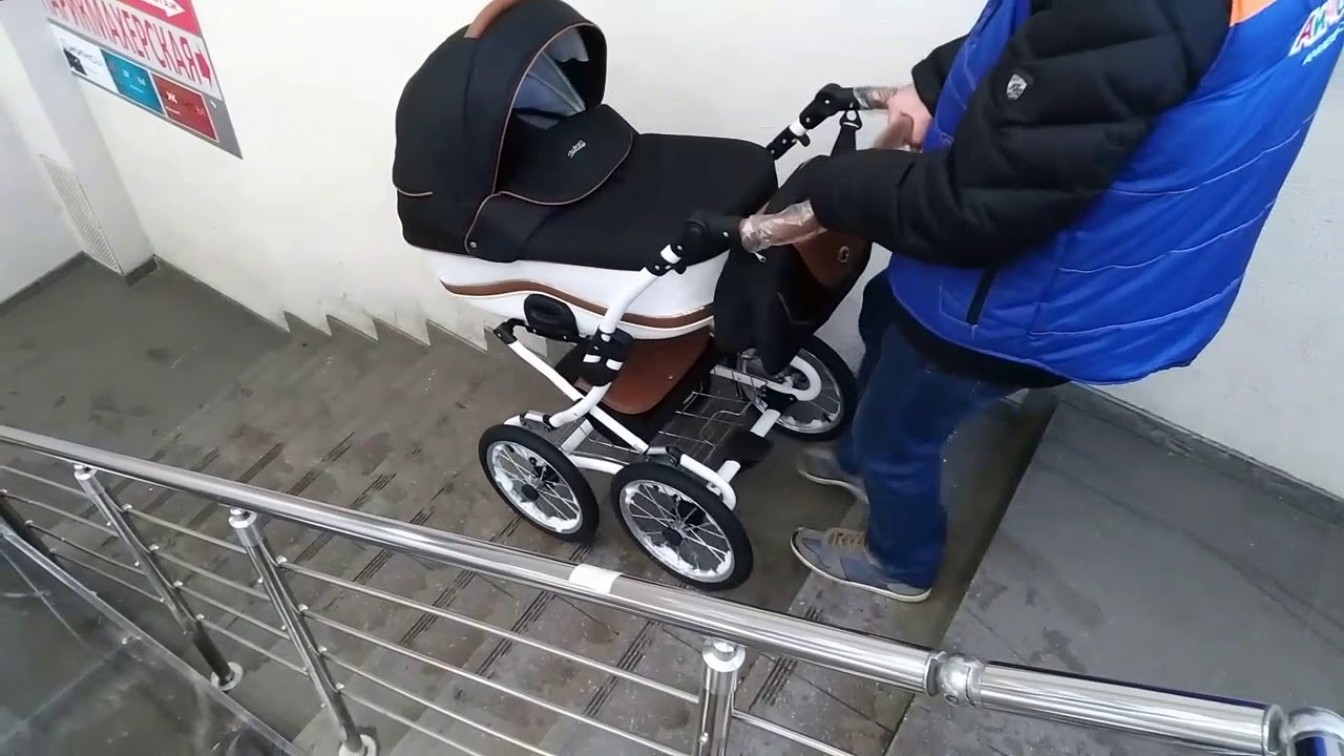Как спускать коляску по лестнице с ребенком