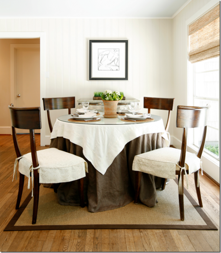 The table is some chairs. Декор круглого стола на кухне. Декор обеденного стола на кухне. Декор овального стола на кухне. Круглый стол со скатертью в интерьере.