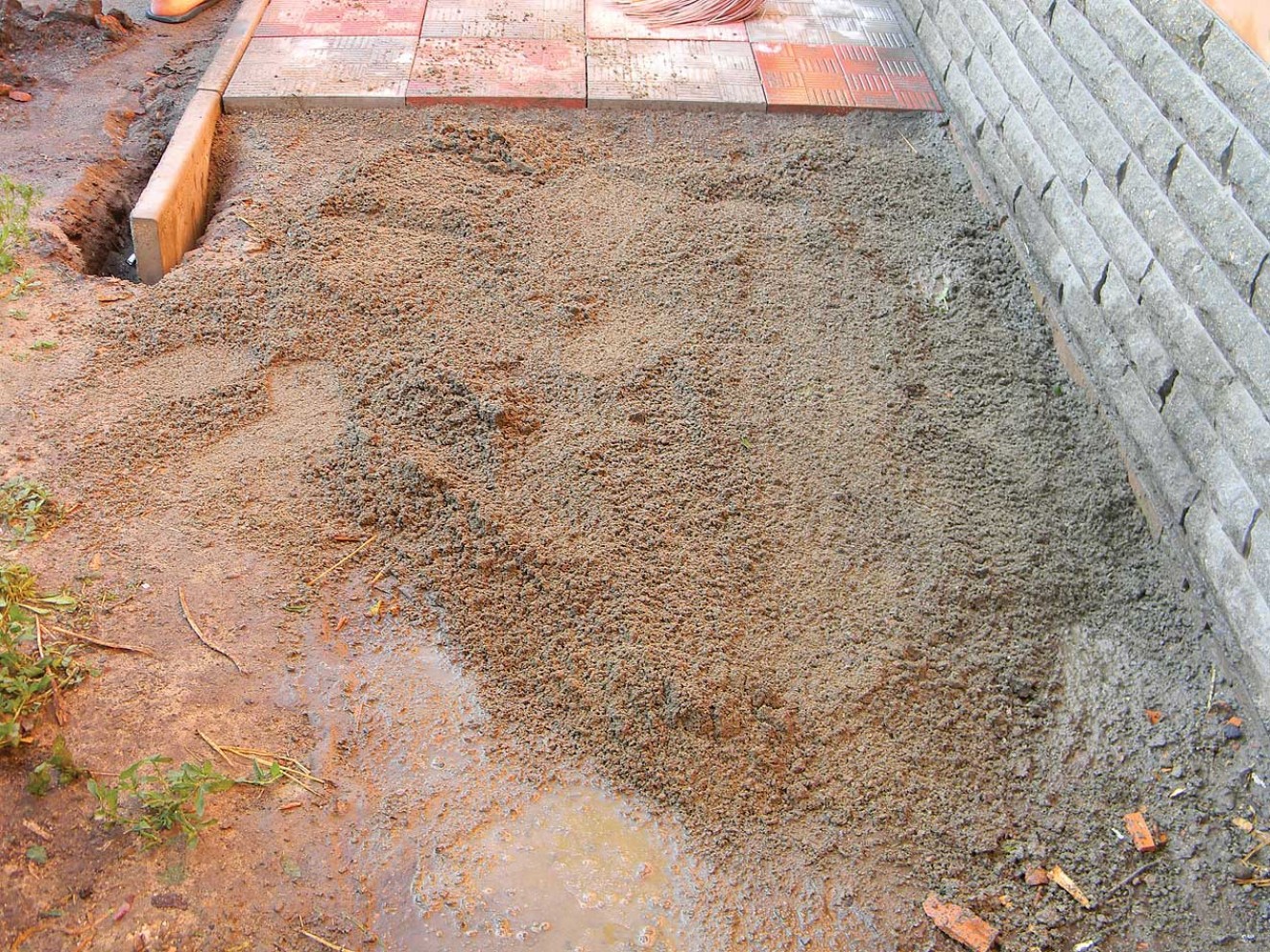 Можно ли положить тротуарную. Цементно-Песчаная смесь под брусчатку. Песок под брусчатку. Укладка тротуарной плитки на песок. Мощение песком.