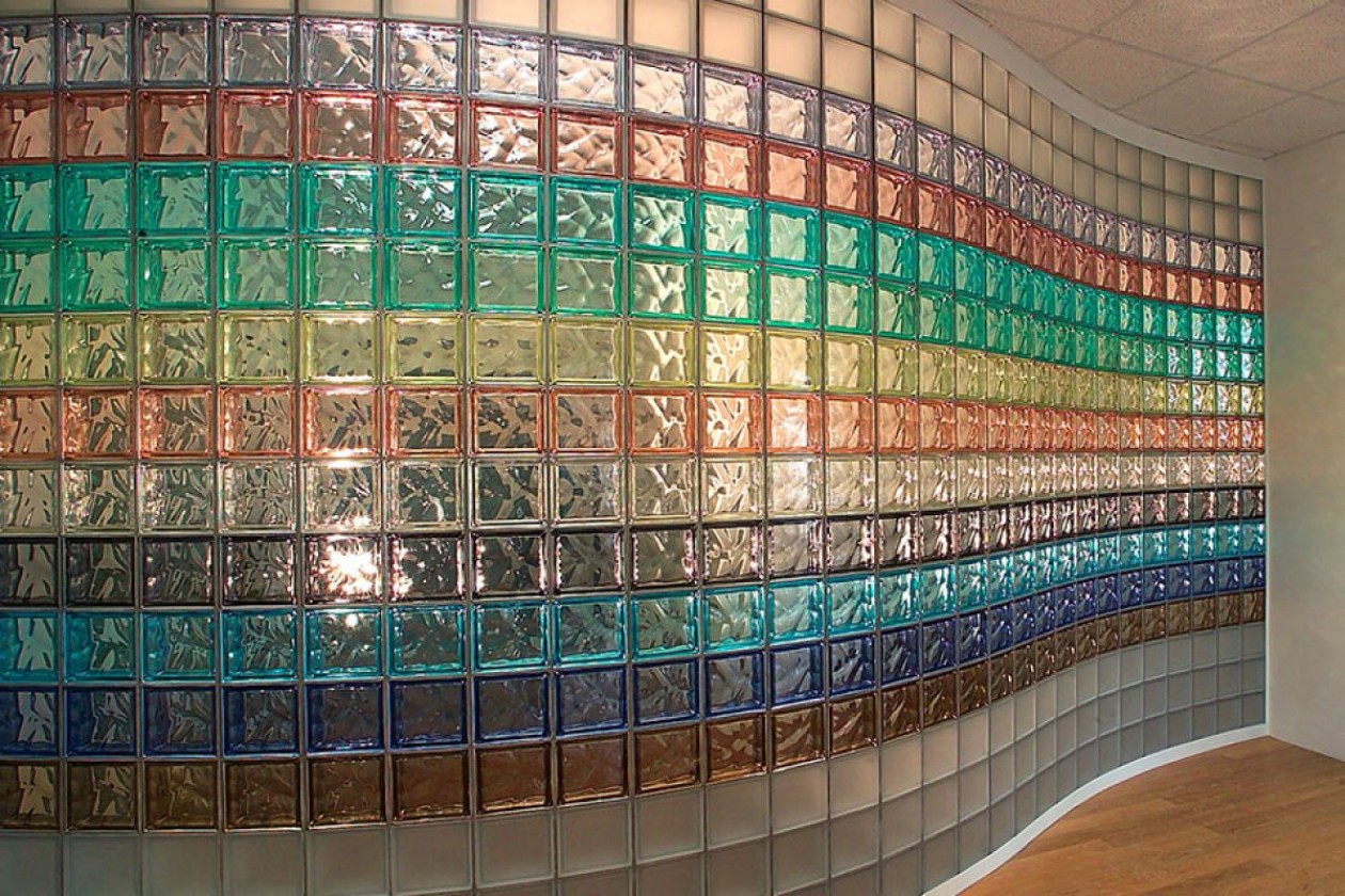 стена из стеклянных блоков в интерьере