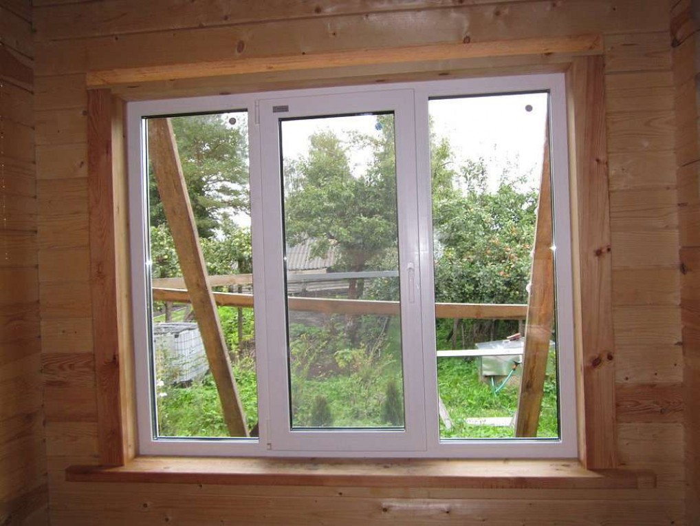 Установки деревянных откосов окна. Пластиковые окна в деревянном доме. Деревянные откосы на окна. Откосы в деревянном доме. Стеклопакеты в деревянном доме.