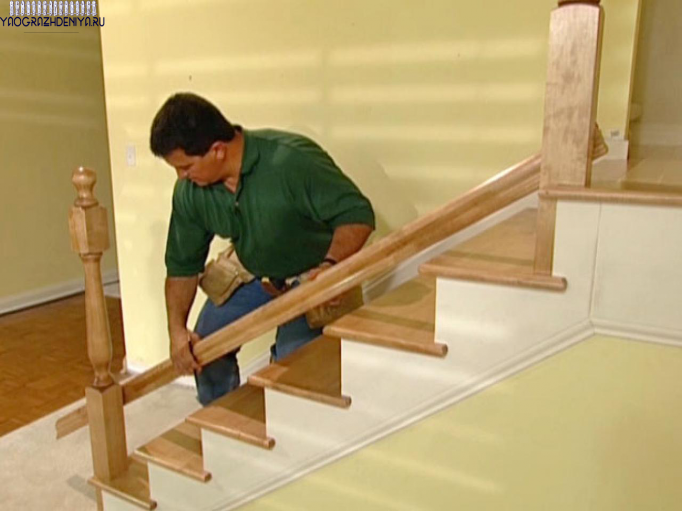 Установка ступенек. Крепление деревянной лестницы. Монтаж деревянной лестницы. Перила деревянные для лестниц. Сборка лестницы из дерева.
