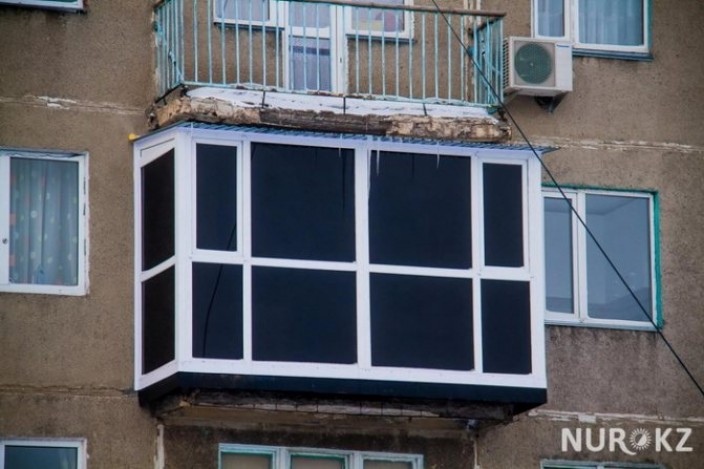 Тонировка в квартире пленка. Тонированный балкон. Тонировка балкона. Тонированные окна на балконе. Тонирование окон.