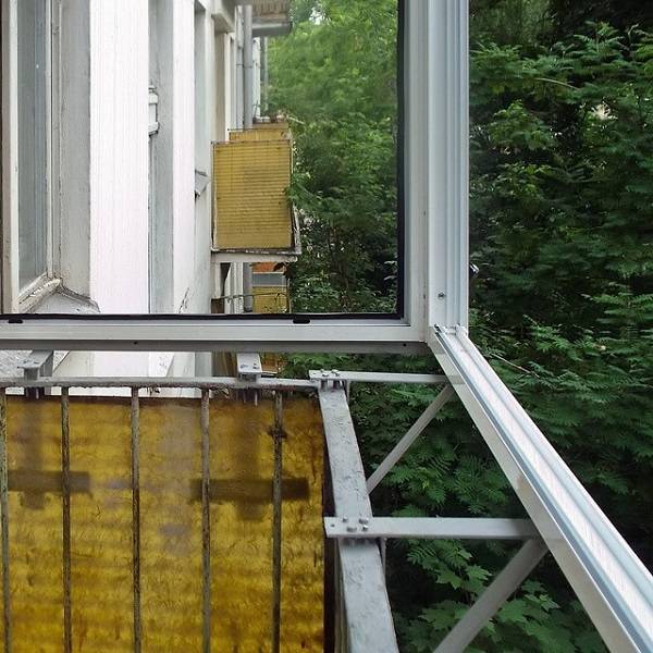 Чем и как лучше застеклить балкон: пластик или алюминий