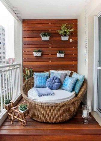 Кровать на балконе и другие способы сделать там спальное место