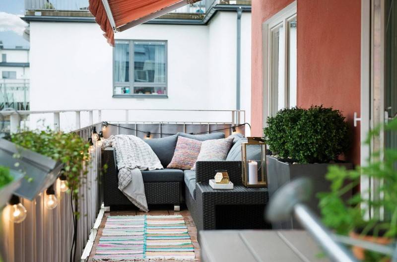Лаунж зона на балконе: место отдыха, не выходя из квартиры