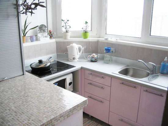 Варианты интерьера маленькой кухни с балконом - 12 фото
