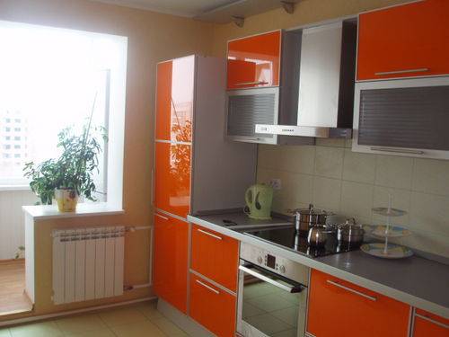 Варианты интерьера маленькой кухни с балконом - 12 фото