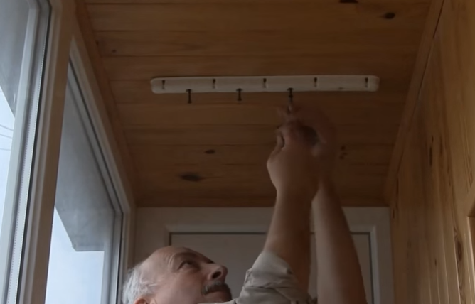 Потолочная сушилка для белья на балкон: преимущества перед другими моделями