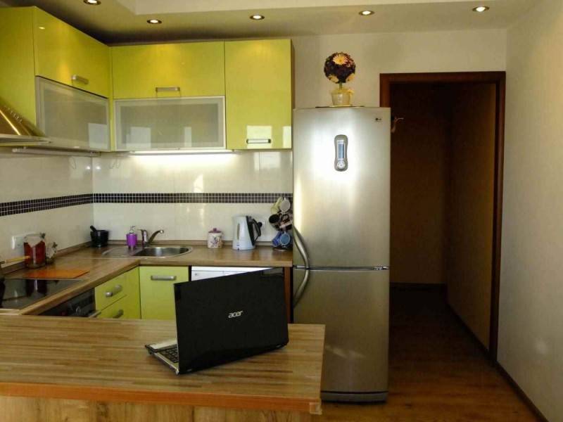 Варианты интерьера маленькой кухни с балконом - 12 фото