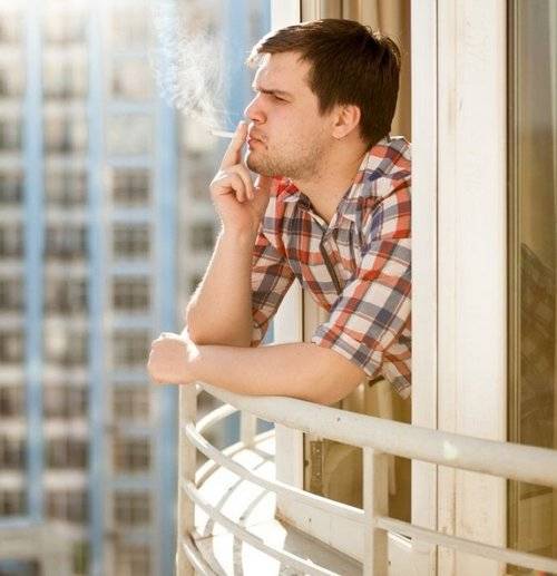 Запрет курения на балконах с 1 октября оказался ерундой