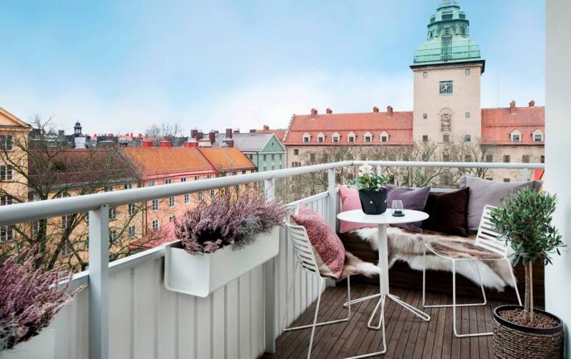 Лаунж зона на балконе: место отдыха, не выходя из квартиры